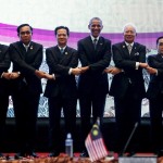 ASEAN leaders gather for a family photo with U.S. President Barack Obama (5th L) after a US-ASEAN meeting at the ASEAN Summit in Kuala Lumpur, Malaysia November 21, 2015. REUTERS/Jonathan Ernst      TPX IMAGES OF THE DAY